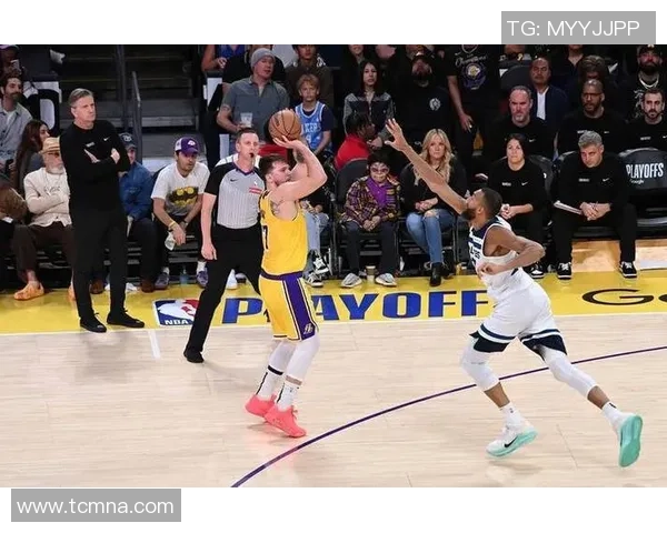 湖人对决热火激情四溢NBA赛场火爆对抗引发球迷热议